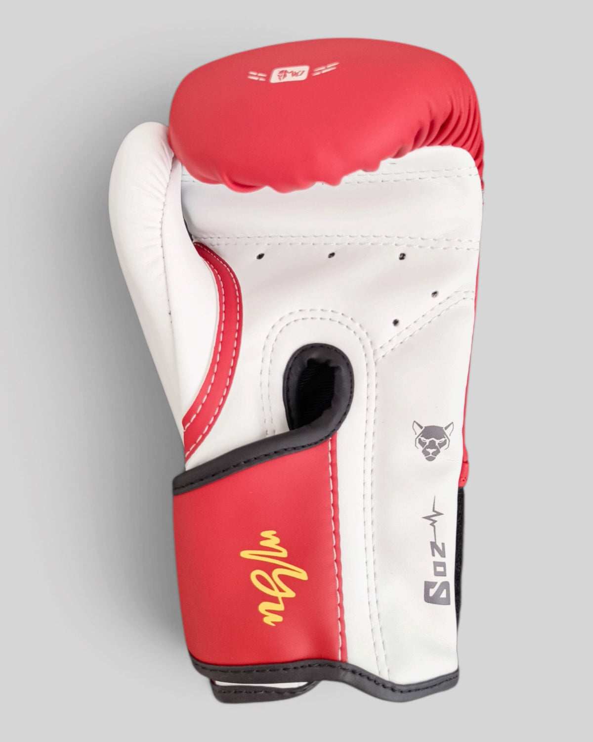 MYU PARS kids boxing gloves in red, hook-and-loop gloves for junior boxers — palm side