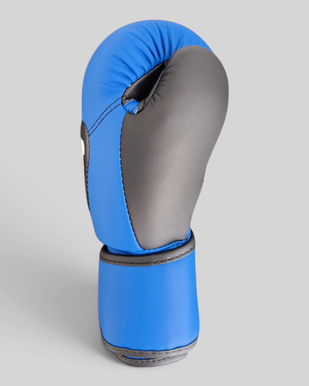 MYU PARS kids boxing gloves in blue, hook-and-loop gloves for junior boxers — thumb from the side